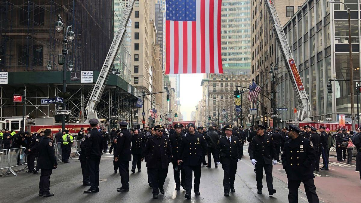 Miles policías caminaron por la Quinta Avenida de Nueva York para acudir al funeral de su colega Wilbert Mora.