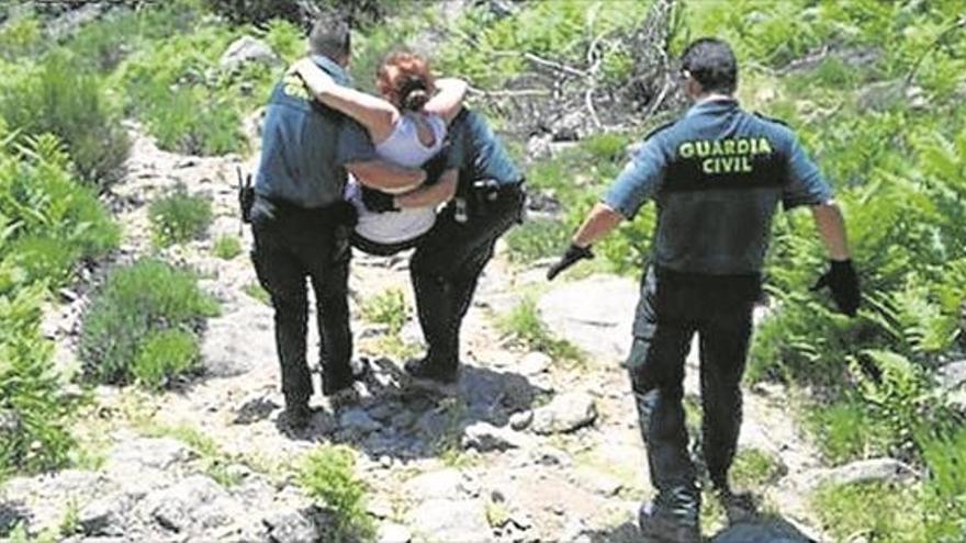 Expertos en rescates para atender a dos heridos en la zona de La Vera