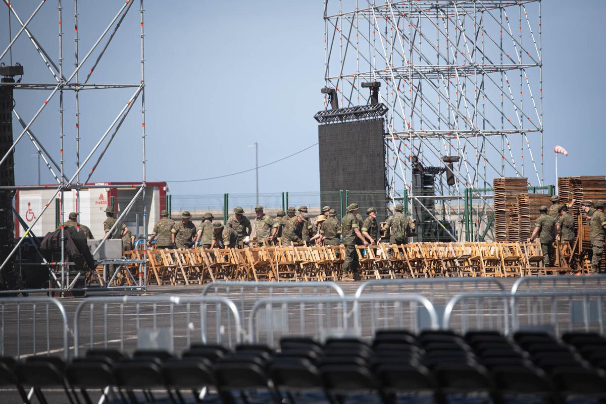 El Ejército coloca las sillas para la misa del papa León XIV en el puerto de Santa Cruz de Tenerife