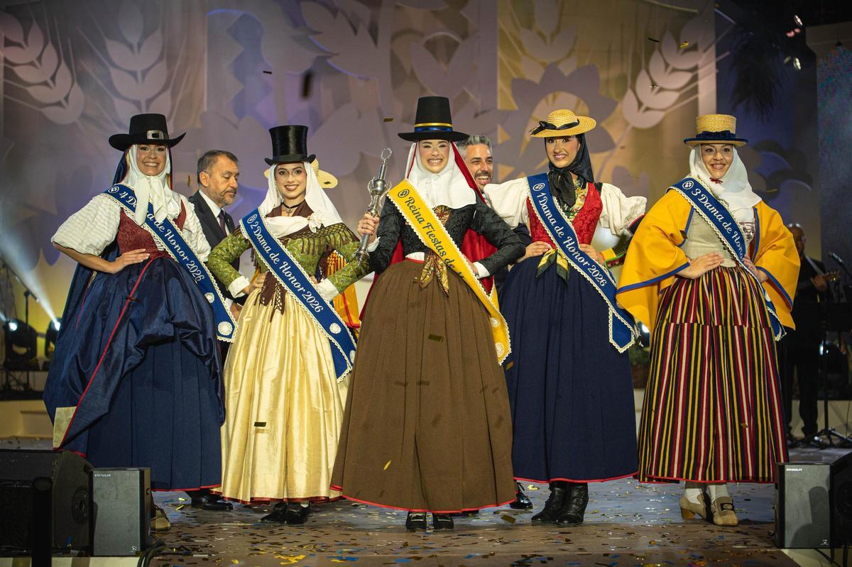Elisa García, reina de las Fiestas de Mayo de Santa Cruz, junto a su corte de honor.