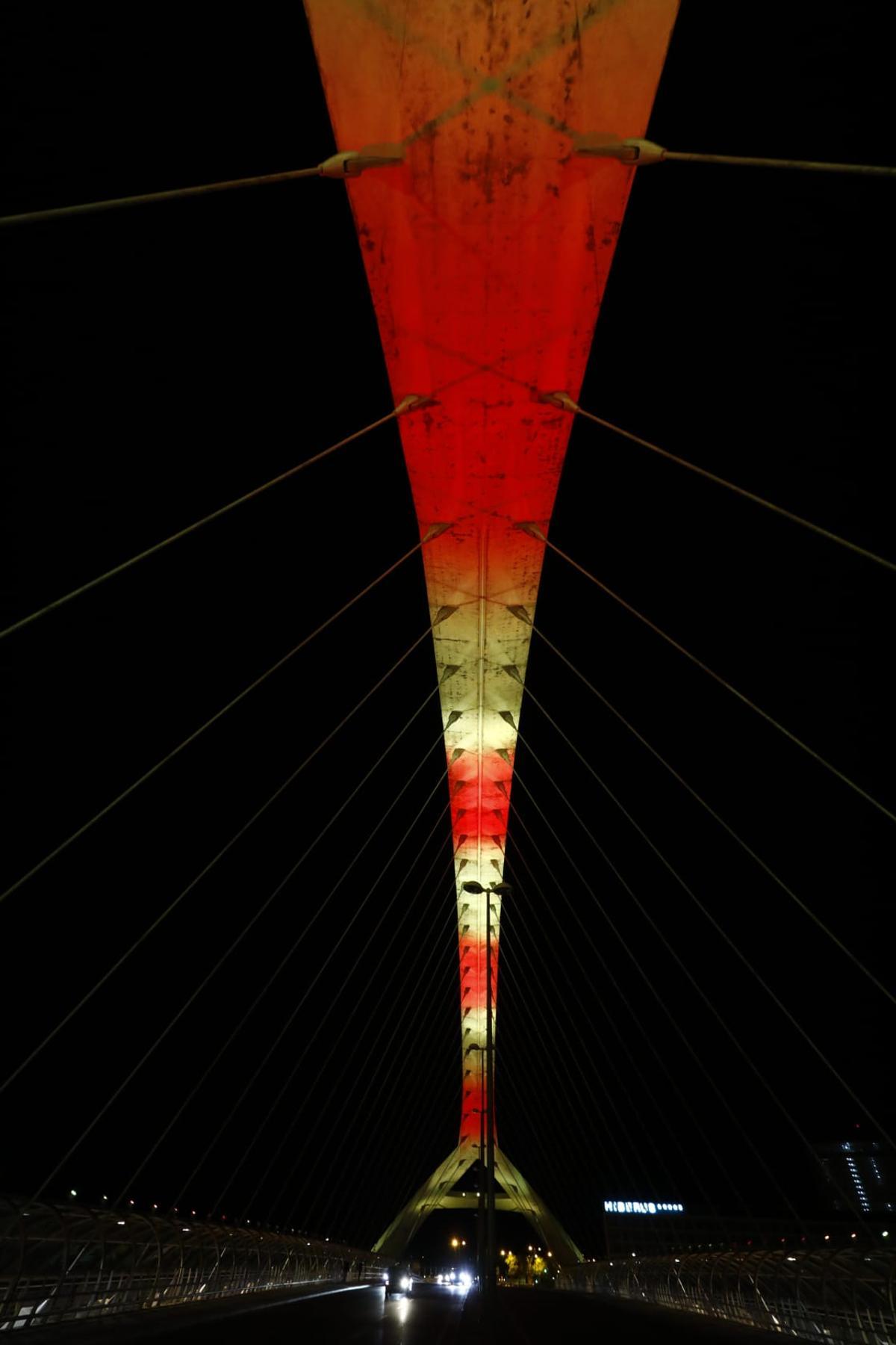 En imágenes | El puente del Tercer Milenio estrena iluminación