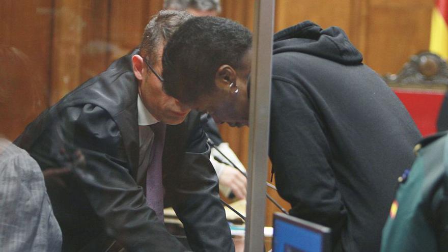 La acusada habla con su abogado tras el veredicto de culpabilidad.