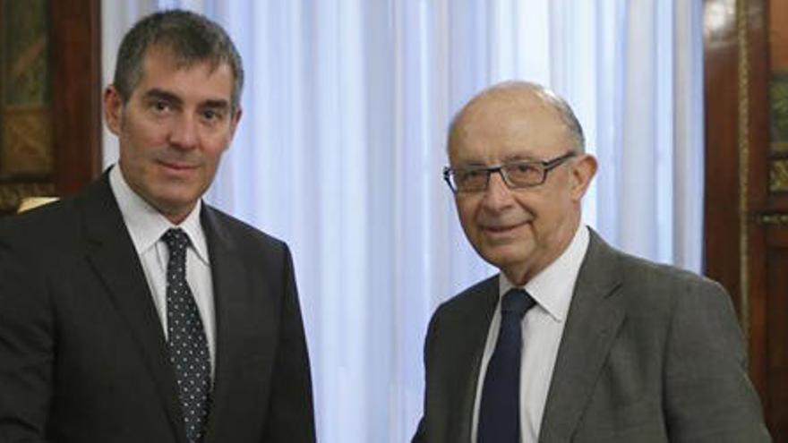 El presidente del Gobierno de Canarias, Fernando Clavijo, se ha entrevistado este jueves con el ministro de Hacienda, Cristóbal Montoro, para analizar las previsiones presupuestarias para 2017