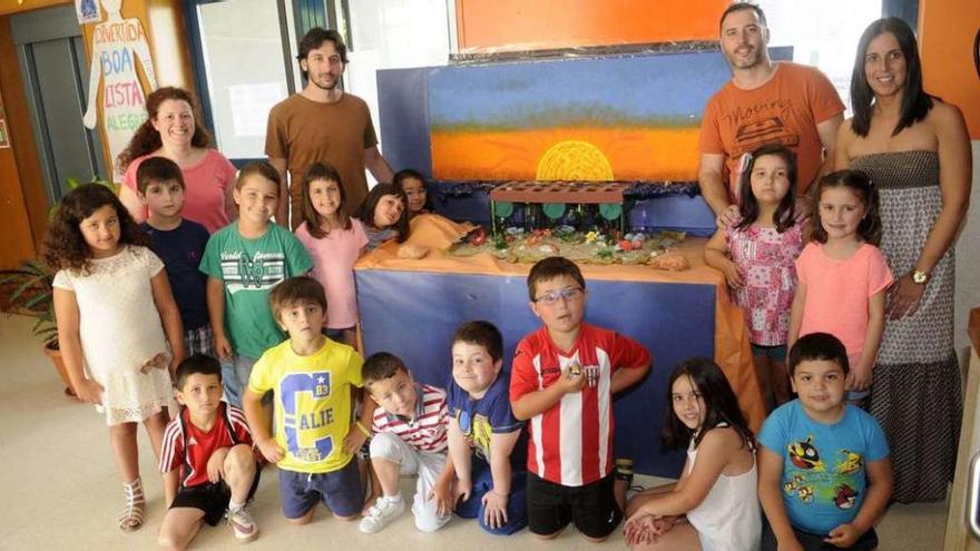 Alumnos y profesores posan junto a la maqueta sobre la que se elaboró el premiado corto de animación. // Noé Parga