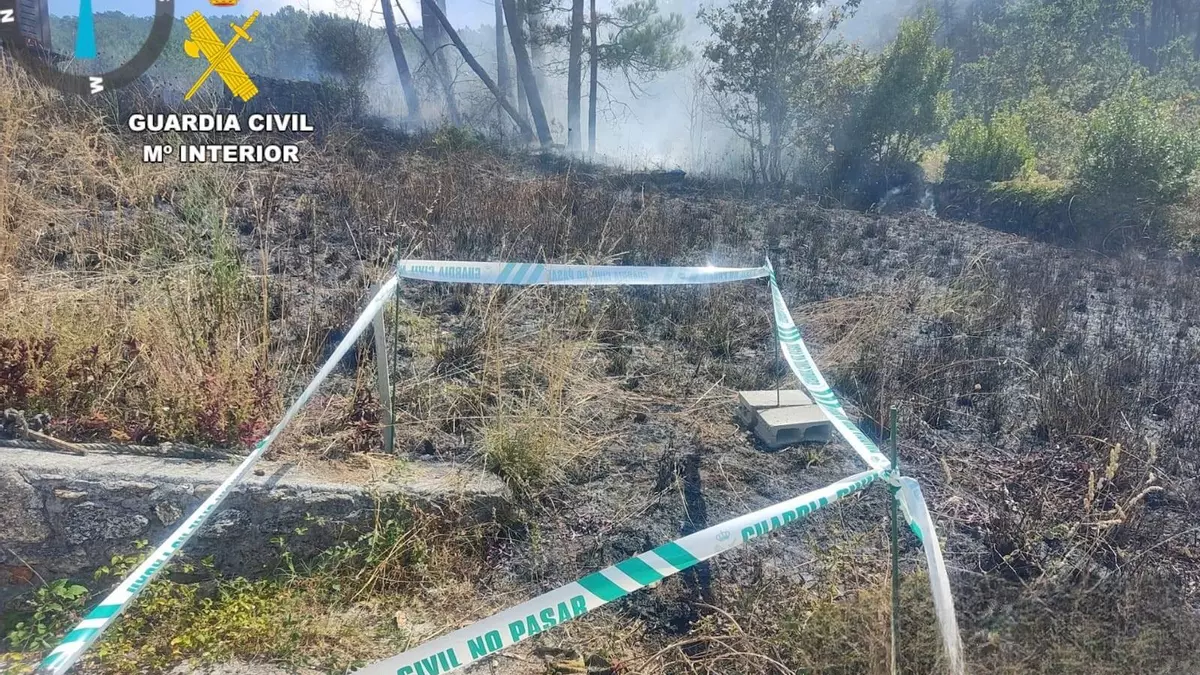 La Guardia Civil investiga a una mujer por dos incendios forestales en Laxe