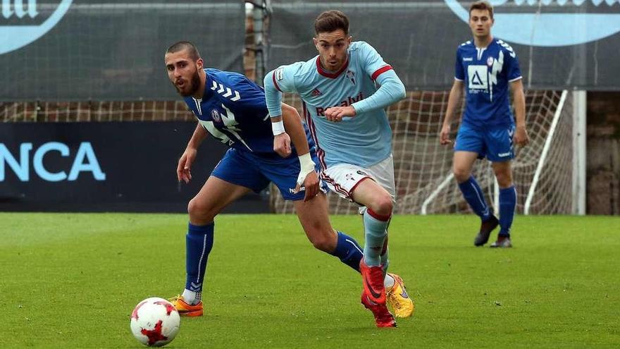 El céltico Juan Hernández salva la entrada de un madridista en un lance del partido de ayer en Barreiro. // Marta G. Brea