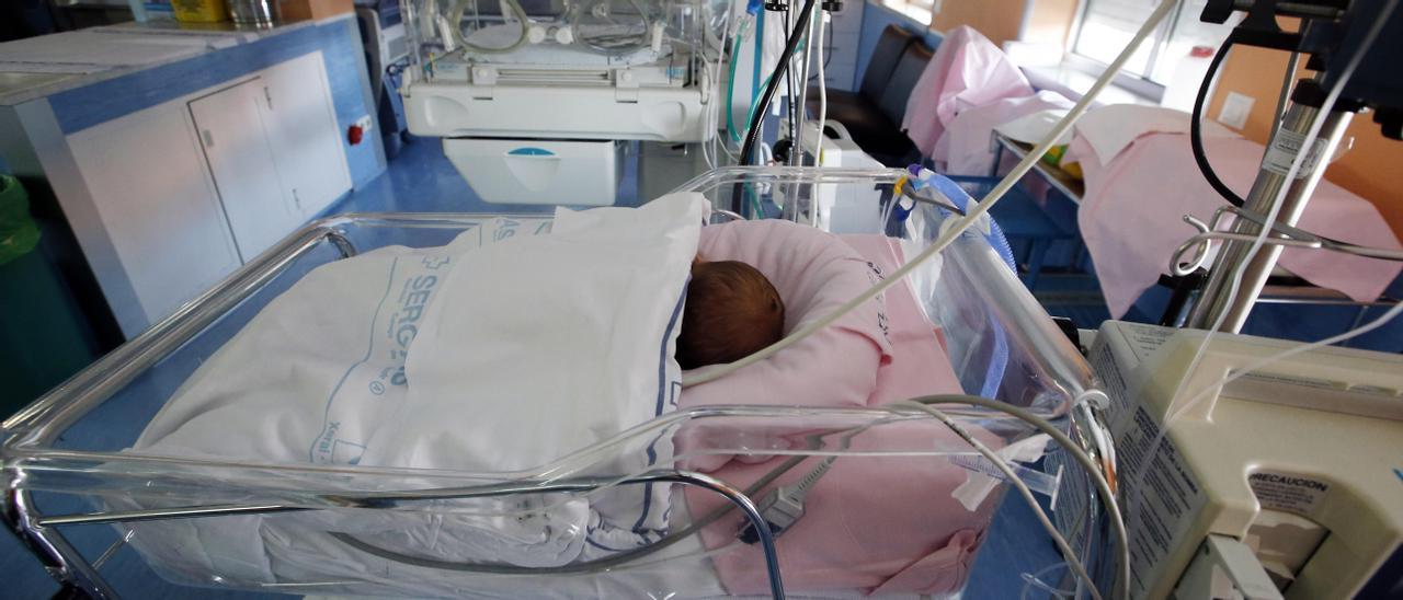 Un bebé en una unidad de Neonatología del Hospital Álvaro Cunqueiro.