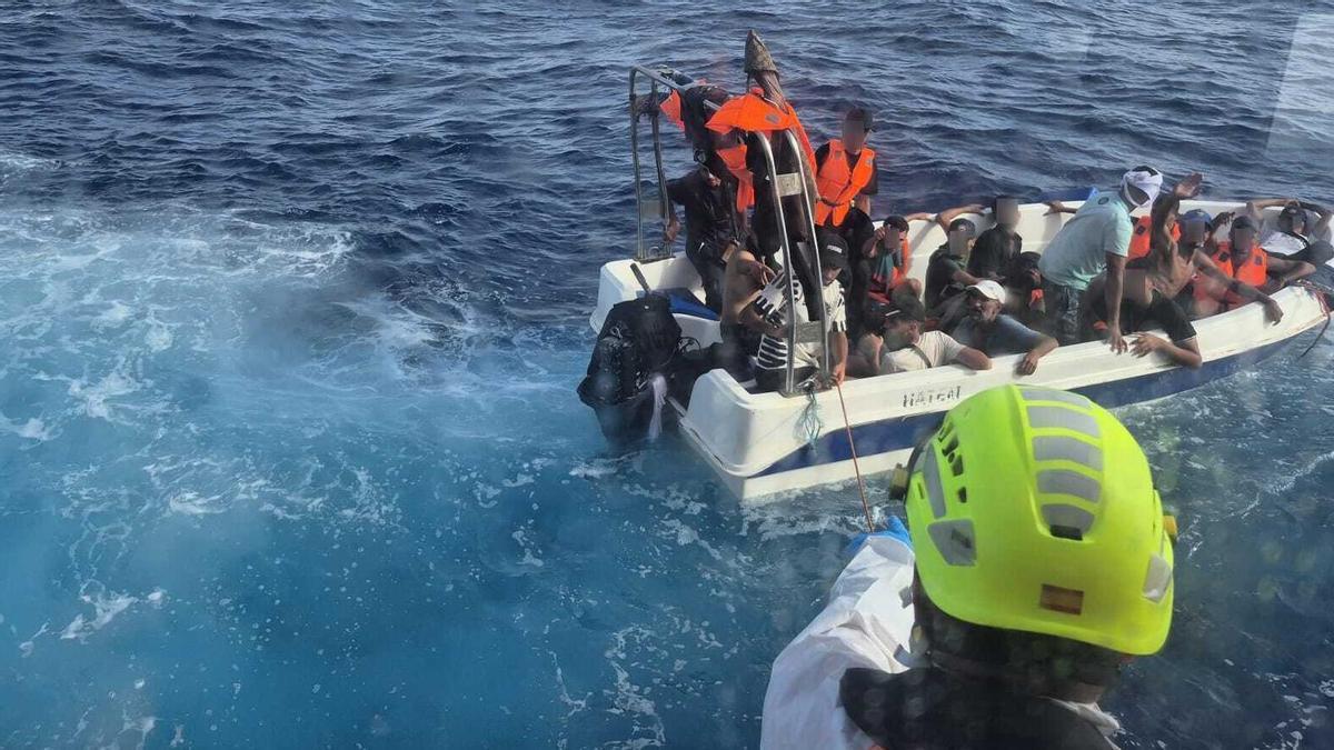 La embarcación recatada en aguas de Cabo de Palos, este jueves