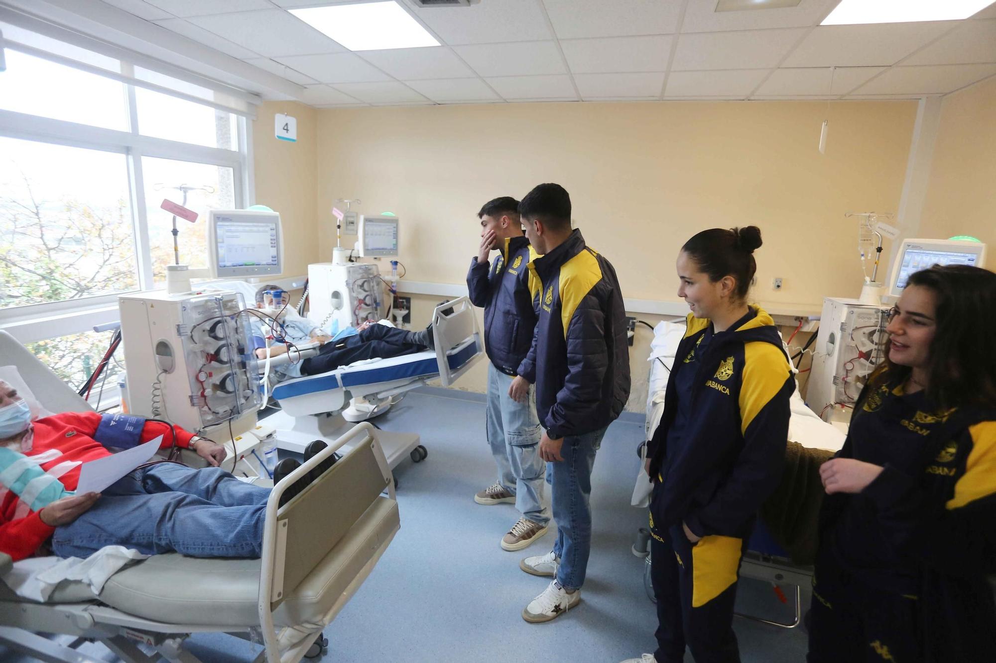 Los jugadores del Dépor visitan a los niños hospitalizados en el Quirón