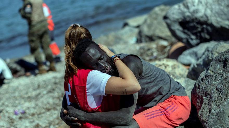 Un migrante se abraza a una cooperante de la Cruz Roja.