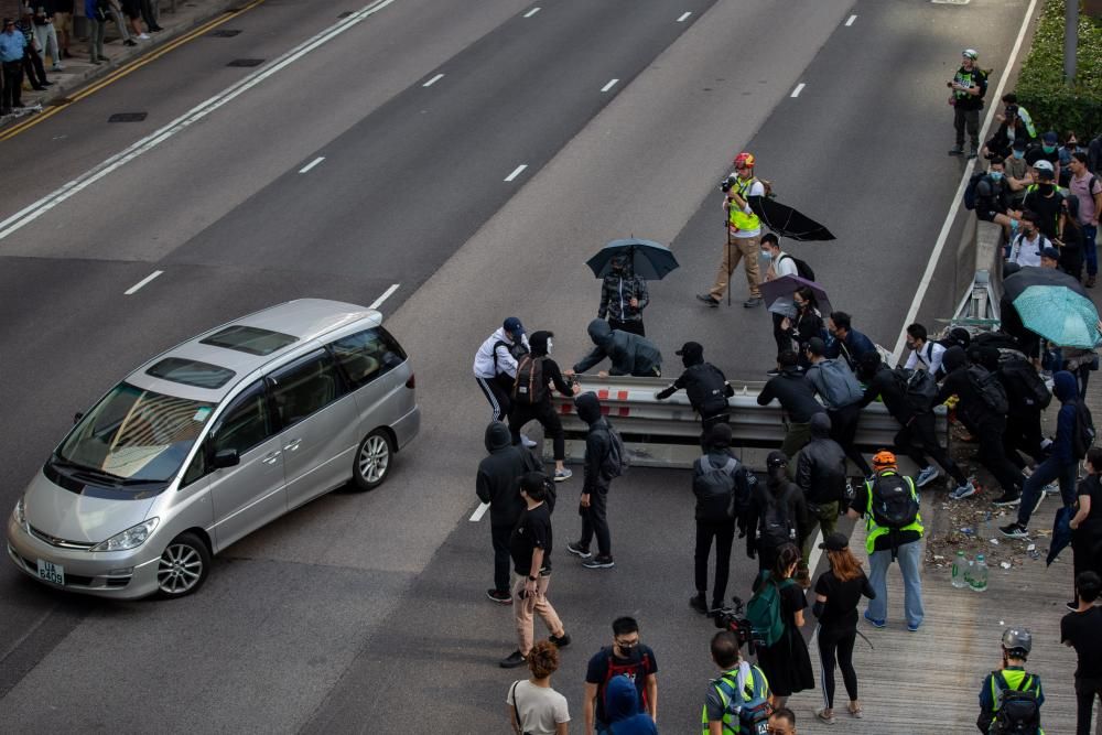 La violencia marcó este lunes una intensa jornada de huelga convocada por el movimiento de protesta hongkonés.