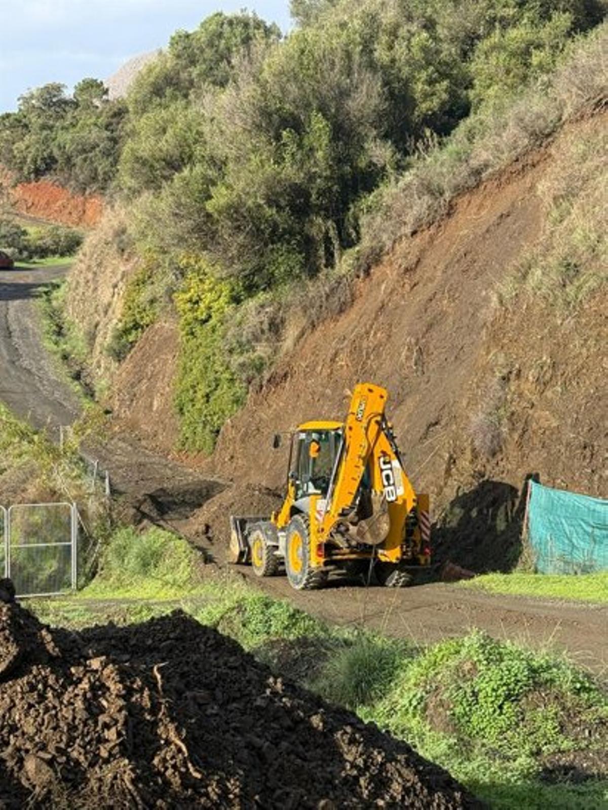 Una máquina trabaja en el arreglo de un camino rural.