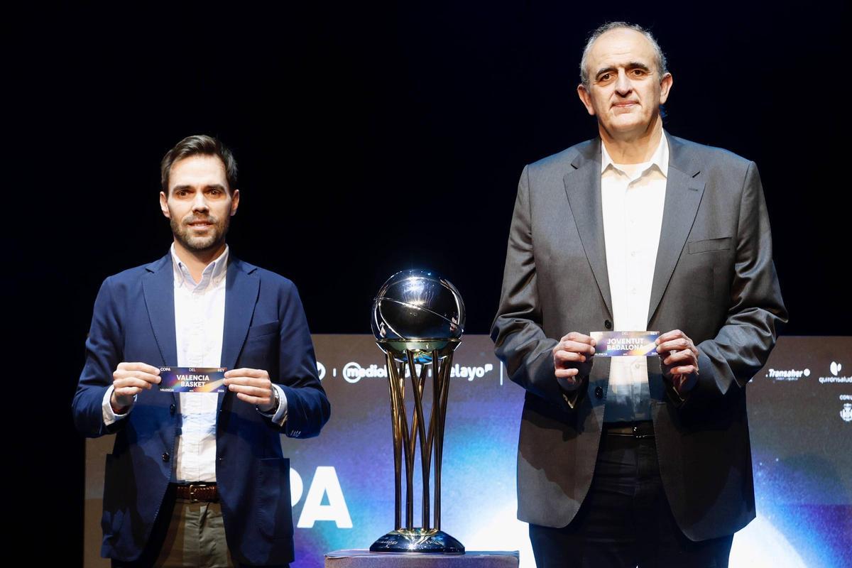 Enric Carbonell y Juanan Morales, durante el sorteo de Copa del Rey de baloncesto en València.
