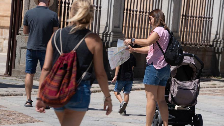 Varios turistas en el centro de Zamora.