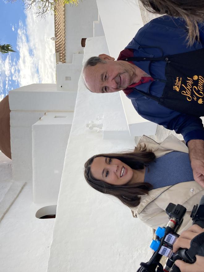 Joan Riera muestra los ingredientes de la 'salsa de Nadal' a la reportera Ángeles Cortina.