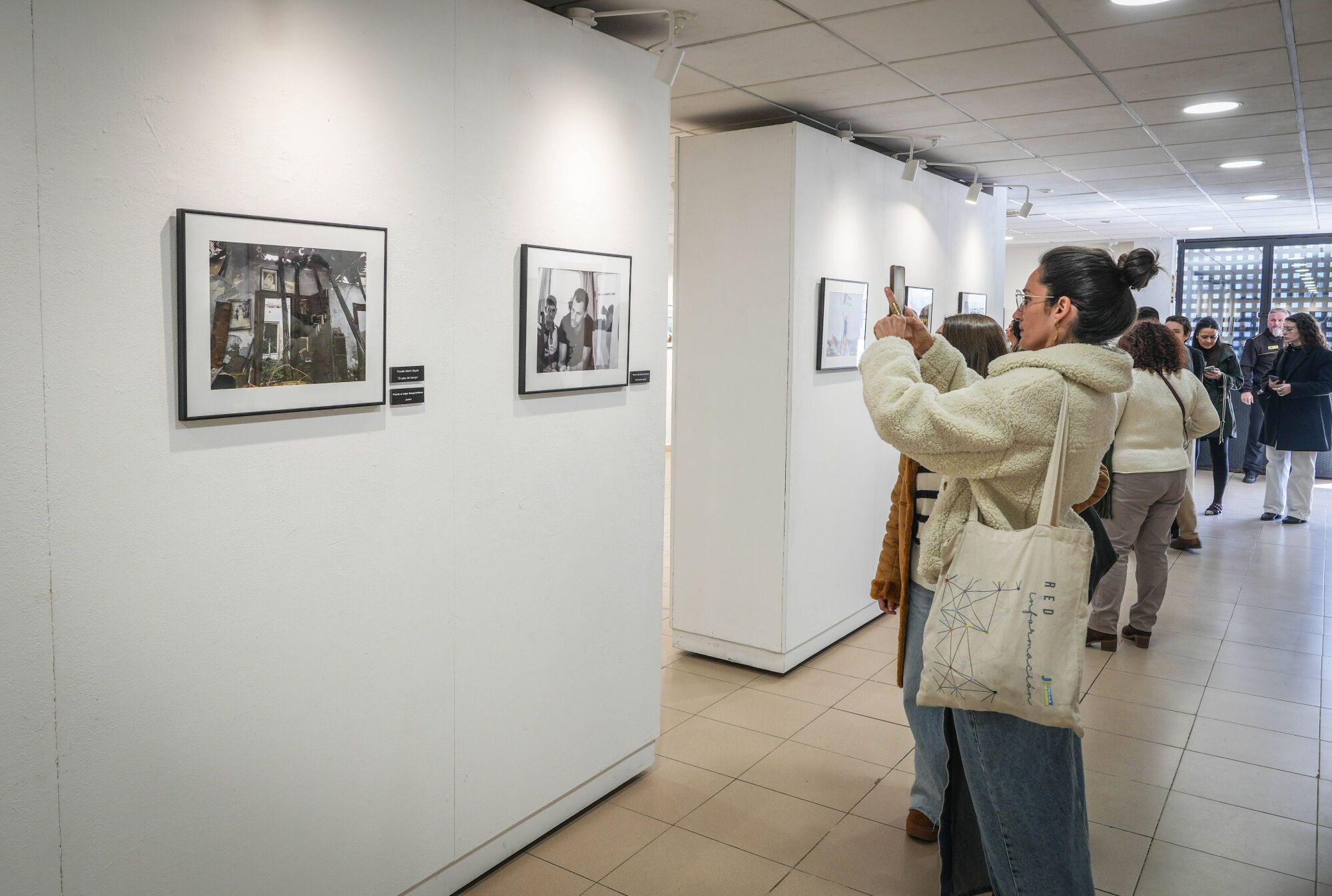 Un joven fotografía una de las obras de los Premios JABA que se expusieron en el Museo Luis de Morales de Badajoz el año pasado.