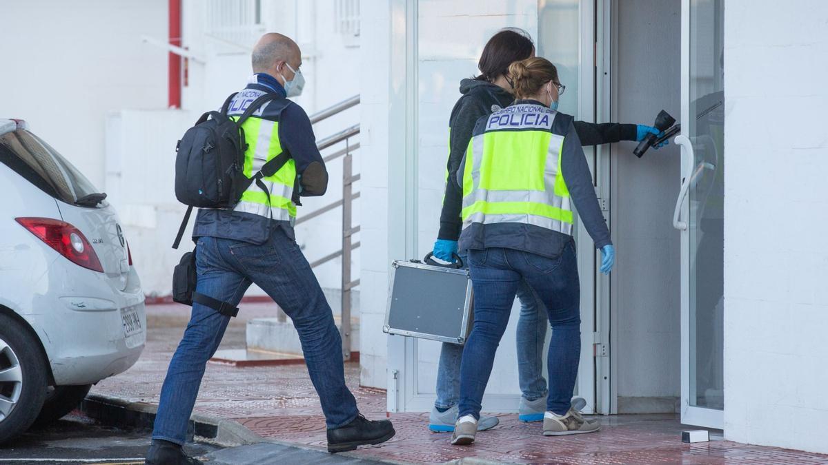 Fallece una mujer en un incendio en su casa en el edificio La Chicharra de Alicante