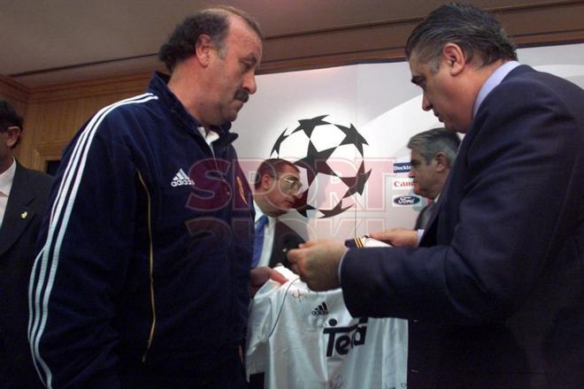 Lorenzo Sanz con el entrenador Vicente del Bosque durante la concentración del Real Madrid para la final de la Liga de Campeones el 22 de mayo del 2000 en París.