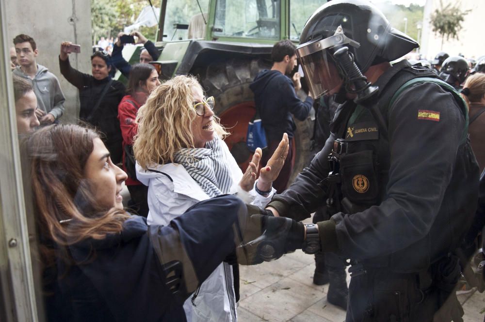 La Guàrdia Civil desallotja per la força el pavelló de Sant Julià de Ramis