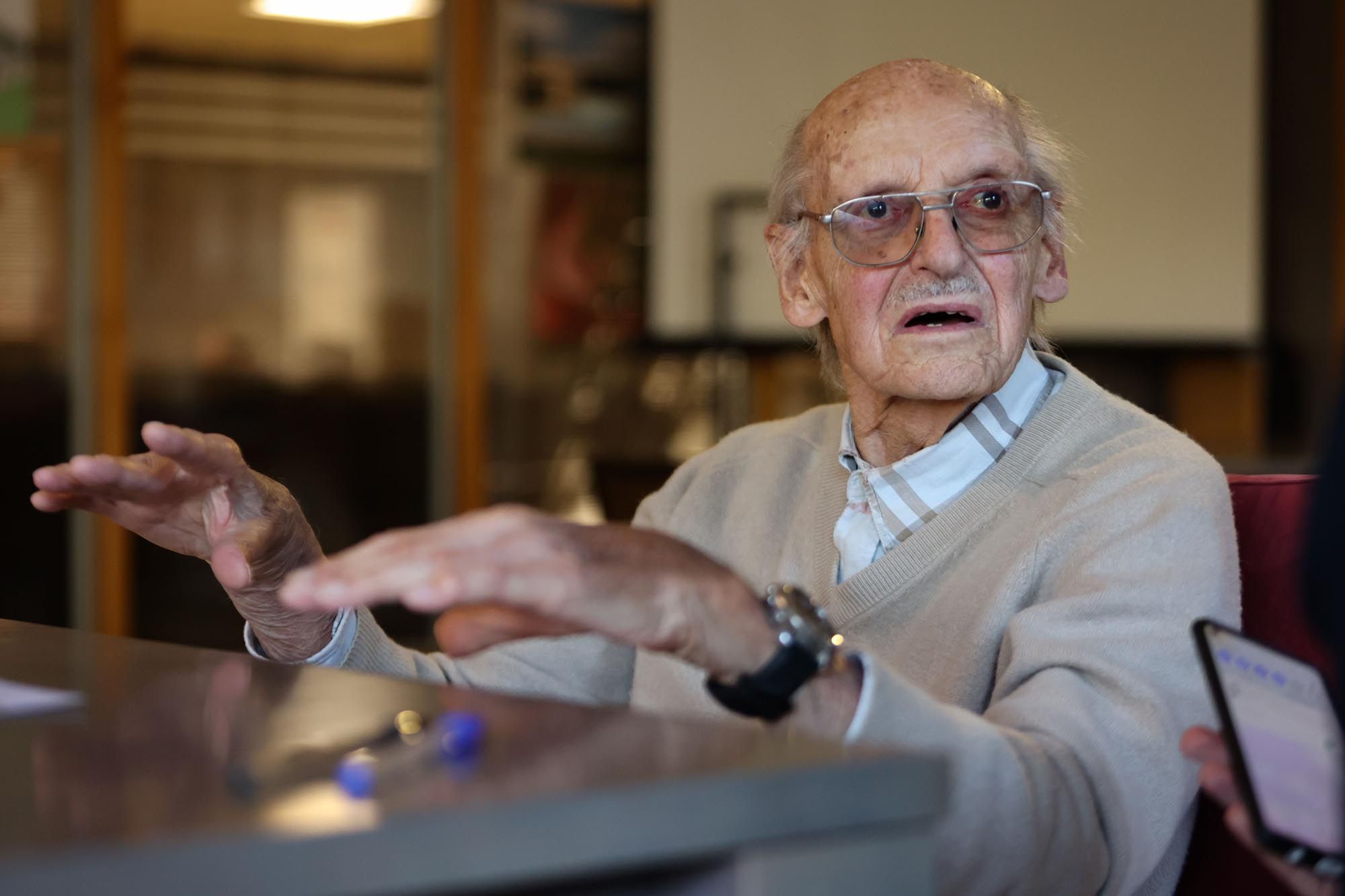 El escultor Adolf Aymat cumple 94 años