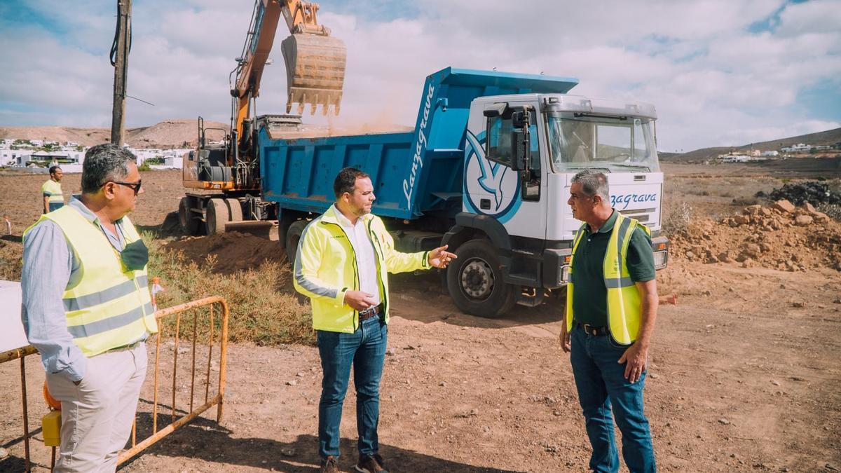 Jacobo Medina (centro) y Eugenio Robayna en la zona de las obras en Nazaret.