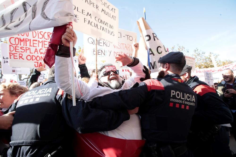 Mossos i Bombers protesten al Parlament.