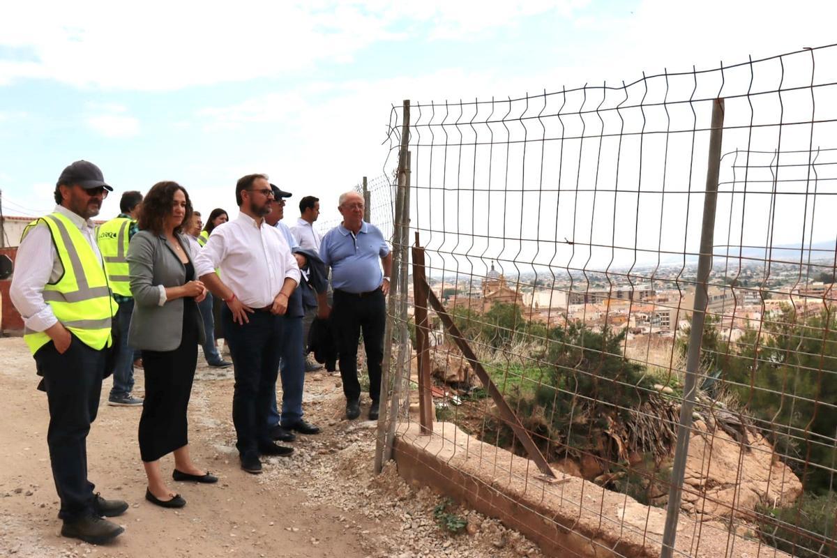 Antonio Lario, Isabel Casalduero, Diego José Mateos y Antonio Bastida, durante el recorrido a las obras de los Barrios Altos.