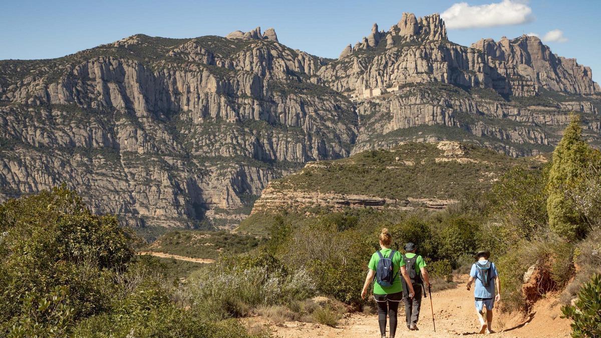 Un grup d'excursionistes fent ruta cap a Montserrat