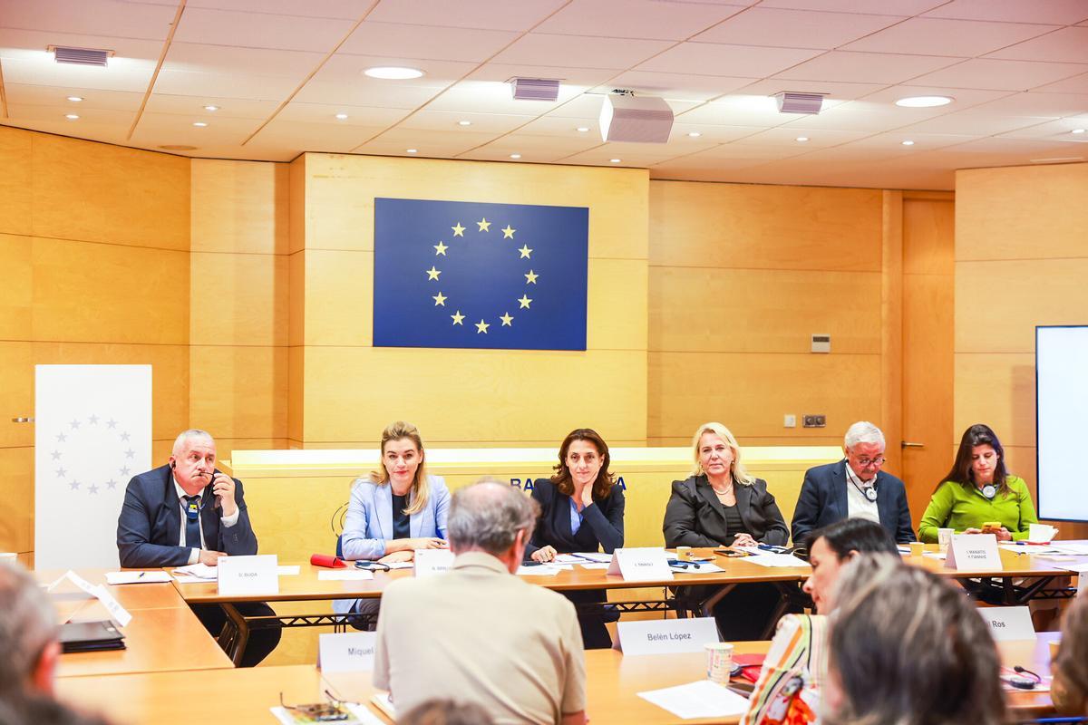 Irene Tinagli, presidenta de la comisión sobre vivienda en el Parlamento Europeo, junto al resto de la Delegación esta mañana durante la reunión con los investigadores