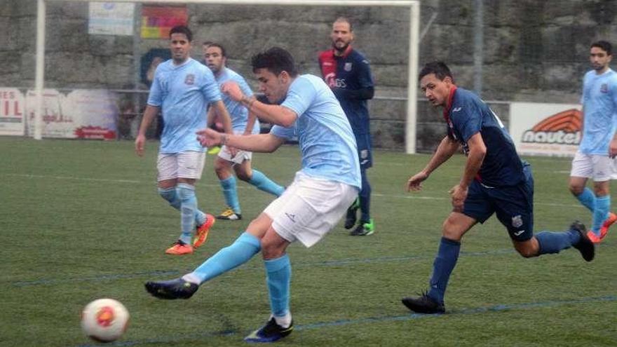 Un jugador del Moaña pasa el balón. // Gonzalo Núñez