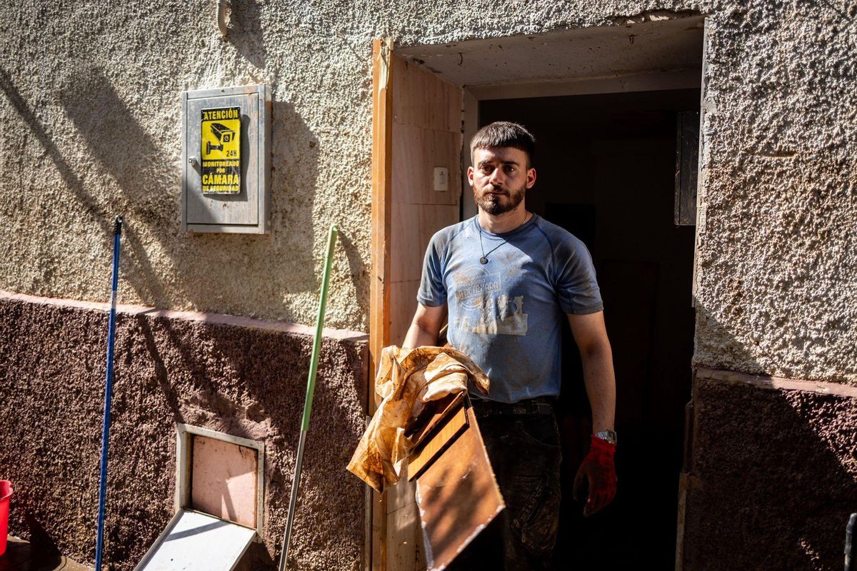 Erik Salvador, en una de las calles de Azuara, ayudaba este martes a limpiar las casas cercanas a la suya.
