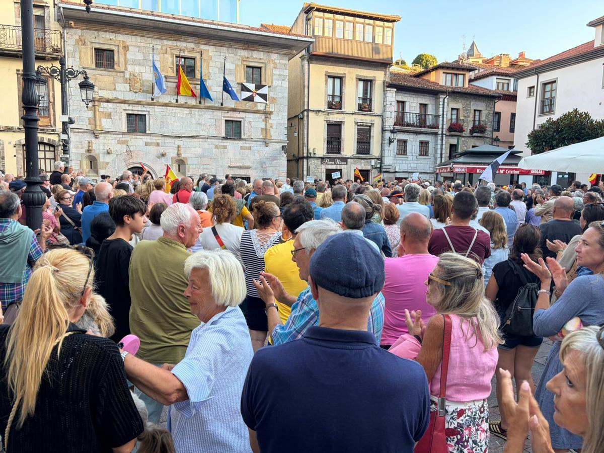 Algunos de los asistentes a la concentración en Ribadesella.