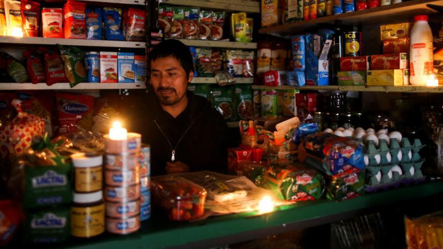 Una persona atiende en una tienda de Argentina.