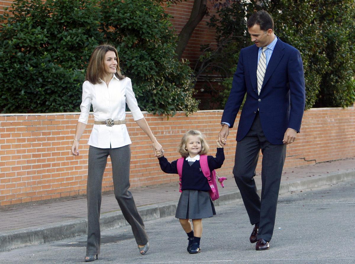 MADRID 15/09/2008 LOS PRINCIPES DE ASTURIAS DON FELIPE Y DOÑA LETICIA ACOMPARON ESTA MAÑANA A SU HIJA LA INFANTA DOÑA LEONOR AL COLEGIO SANTA MARIA DE LOS ROSALES DE MADRID , EN SU PRIMER DEIA DE CLASE IMAGEN JOSE LUIS ROCA. CASA REAL ESPAÑOLA , FELIPE DE ESPAÑA , DE BORBON ( D ) , FAMILIA , INFANTA LEONOR ( C ) , ESPOSA LETIZIA ORTIZ (IZ ) , CURSO ESCOLAR 2008/2009 , PRIMER DIA CLASES , INICIO CLASES , VUELTA AL COLE