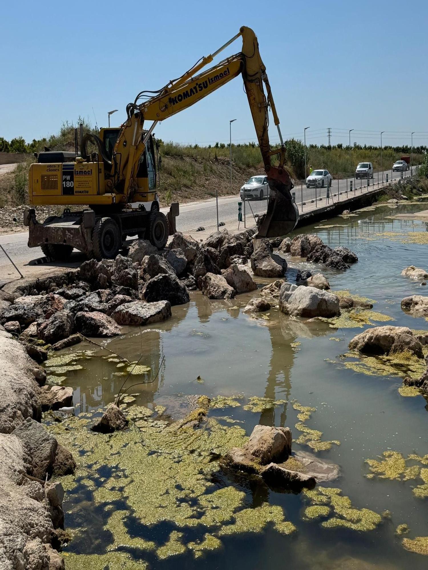 Trabajos de eliminación de aguas estancadas en el Magro, a su paso por Carlet.