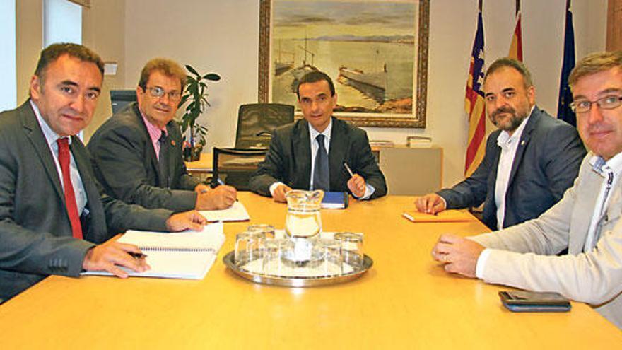 Imagen del inicio de la reunión entre Huguet y García.