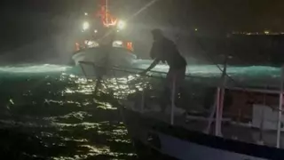 Rescatado un velero tras encallar en Lanzarote con su tripulación y un perro a bordo