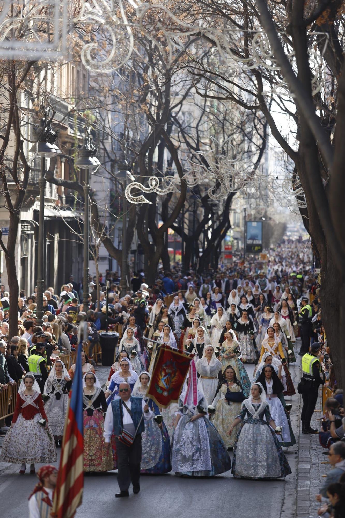 Las primeras comisiones ofrendan a la virgen