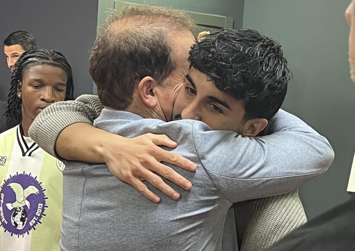 Manu Morlanes, emocionado, le dijo adios, hoy, a Jagoba Arrasatem en Son Moix.