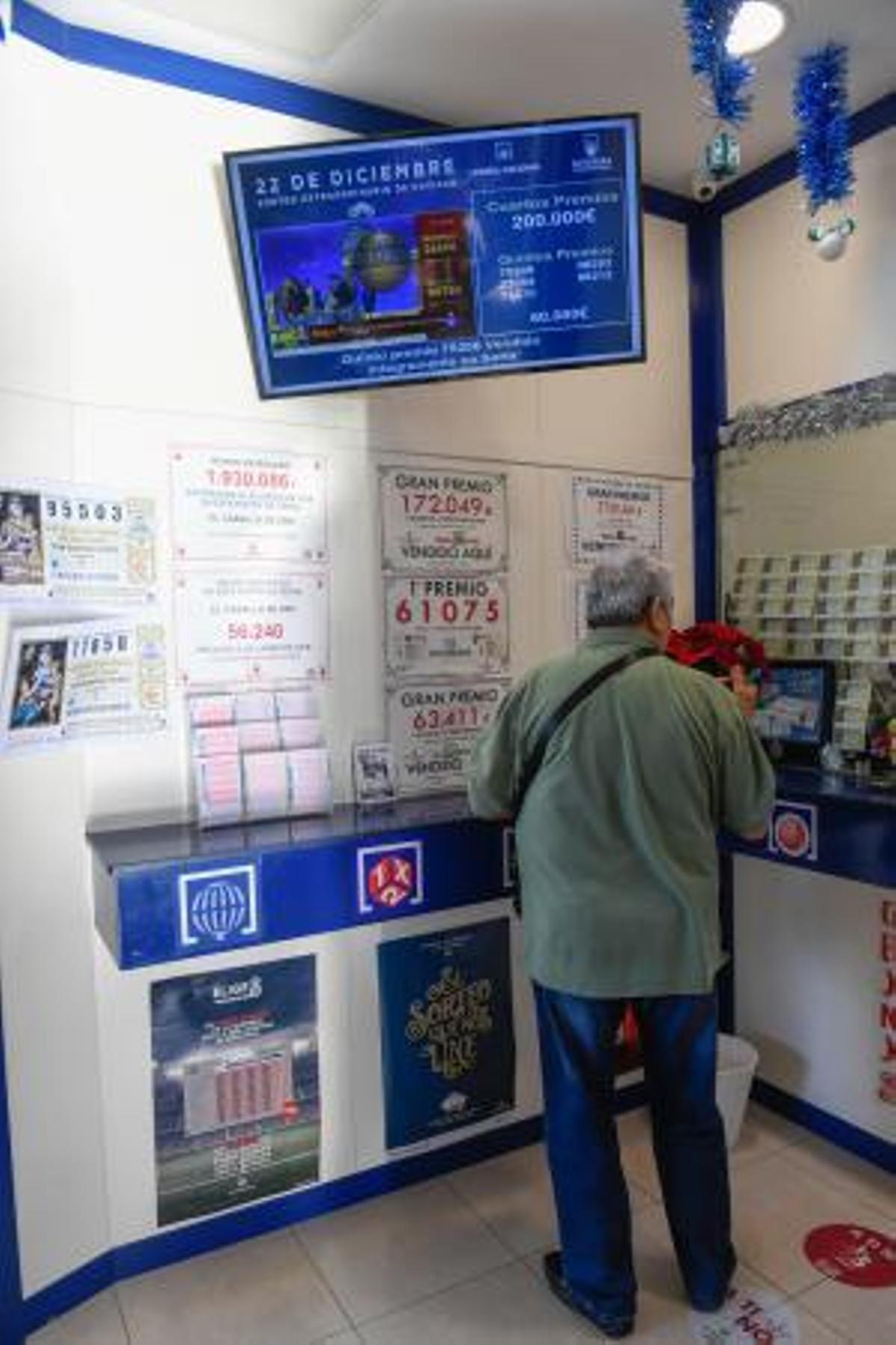 22-12-19  GRAN CANARIA. ZONA SUR. SAN BARTOLOME DE TIRAJANA. Seguimiento de la Loteria de Navidad en la Zona Sur, en la foto la Administracion de Loteria del Centro Comercial El Tablero que dio un 5º Premio. Fotos: Juan Castro.  | 22/12/2019 | Fotógrafo: Juan Carlos Castro