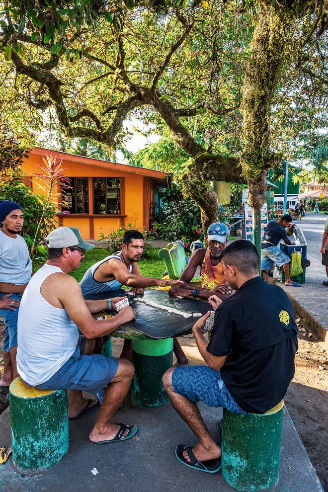 Pueblo de Tortuguero, jugando al dominó en sus calles