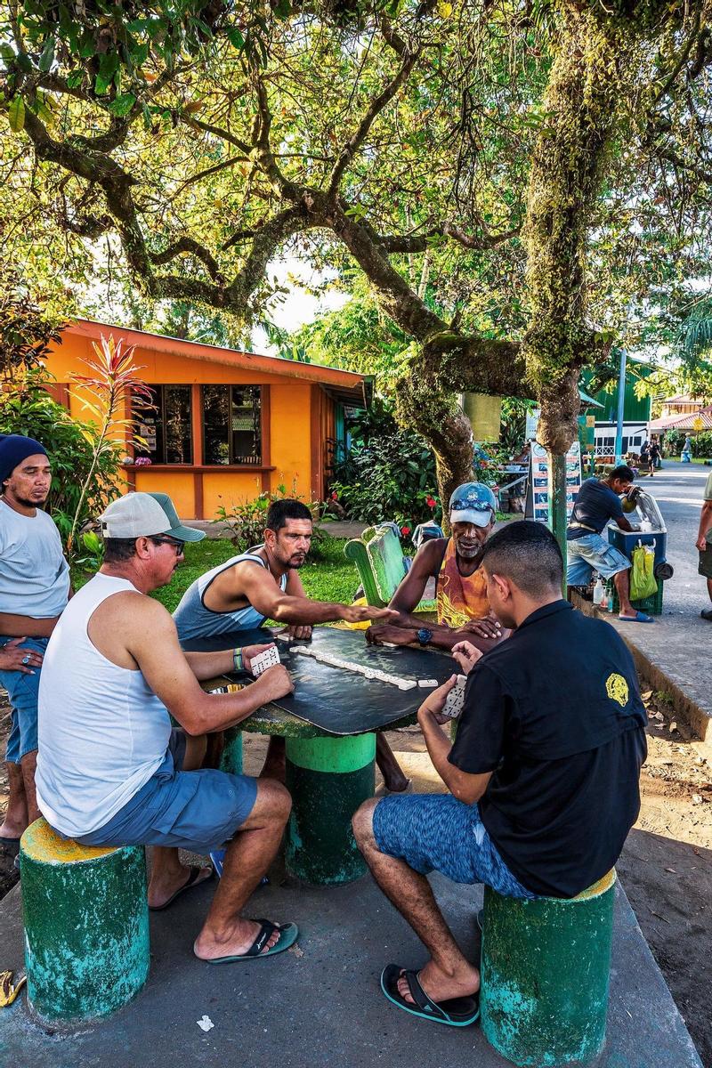 Pueblo de Tortuguero, jugando al dominó en sus calles