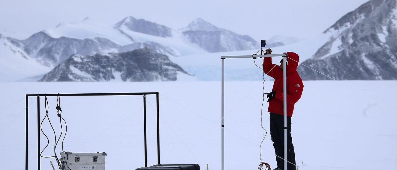 Investigadors fent treball de camp en un glaciar  | EFE