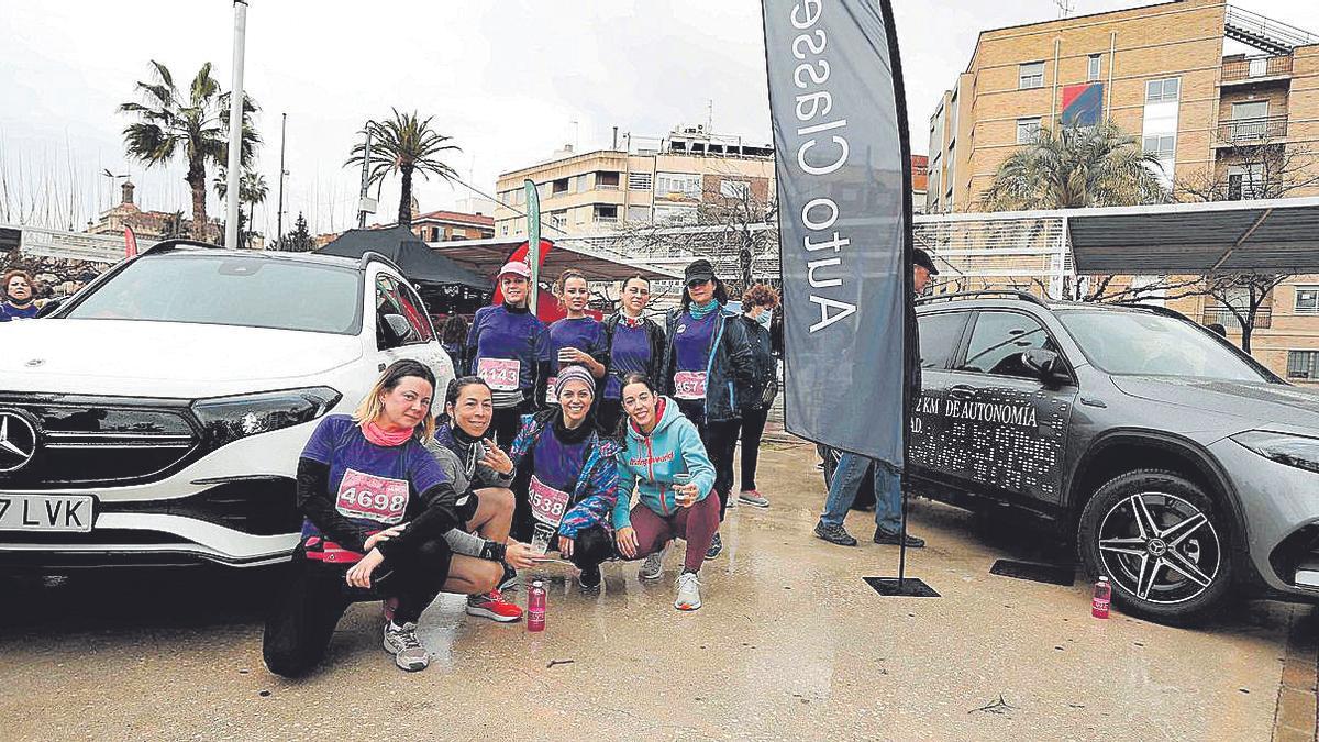 Corredoras junto a varios vehículos de Autoclasse Mercedes Benz