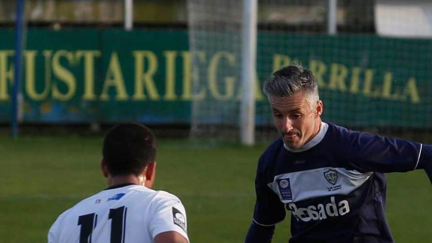 Yuli, del Urraca, a la izquierda, pelea un balón Roberto Suárez.