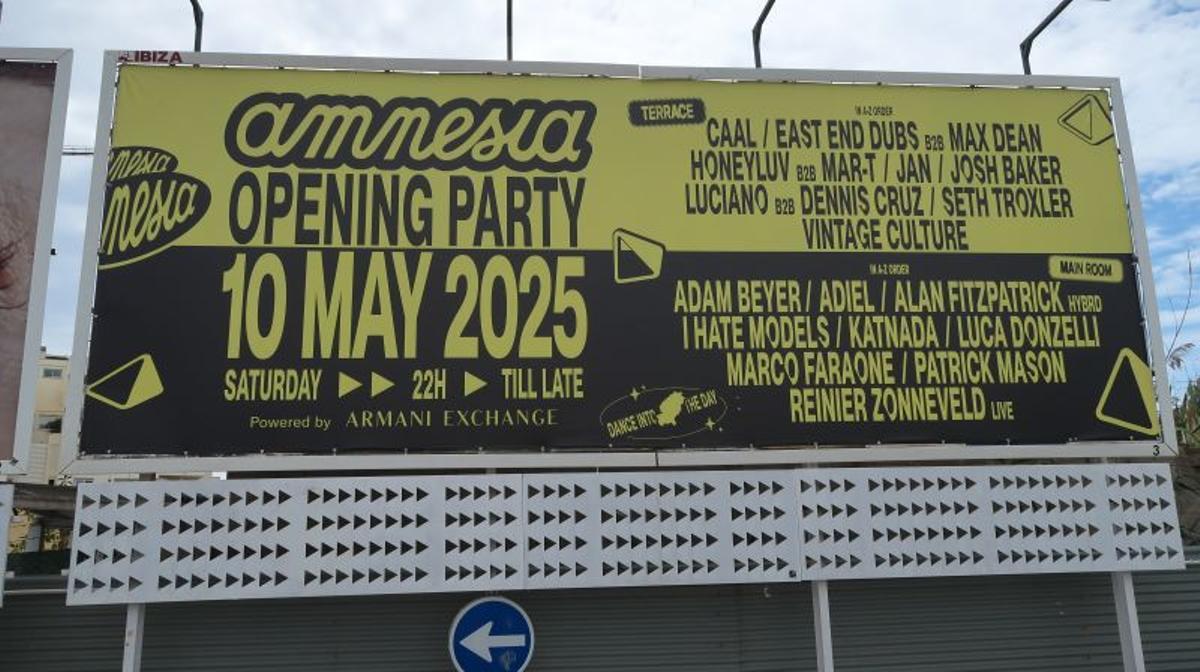 Valla exterior que anuncia la fiesta de apertura de Amnesia.