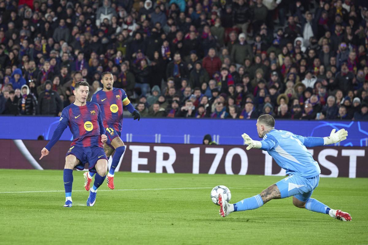 Lewandowski acasbó por recoger el premio del gol