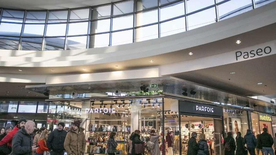 Uno de los pasillos del centro comercial Intu Asturias.