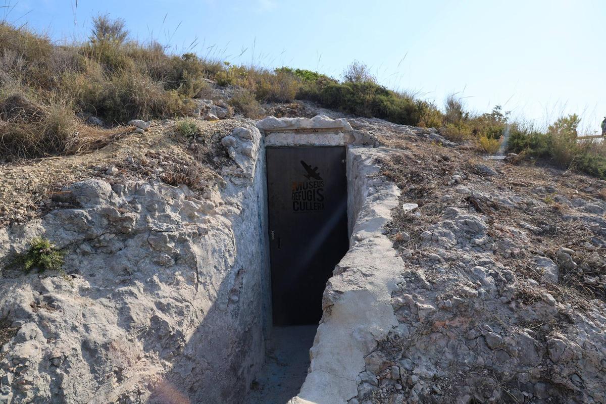 Puerta de acceso a la defensa antiaérea.