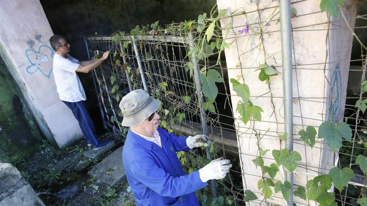 Vecinos de El Muselín adecentan el lavadero.